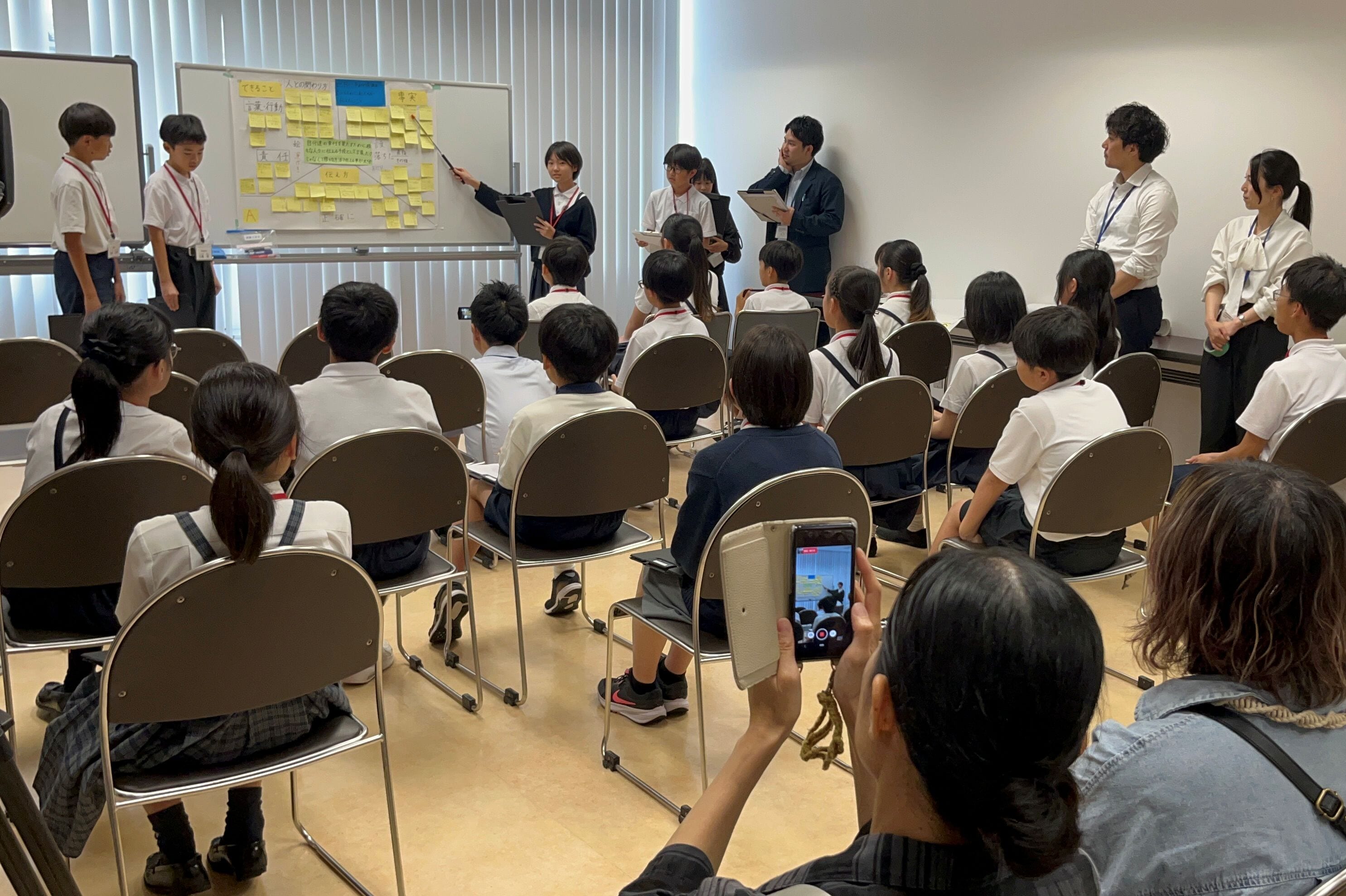 グループで話し合った内容を発表する児童たち