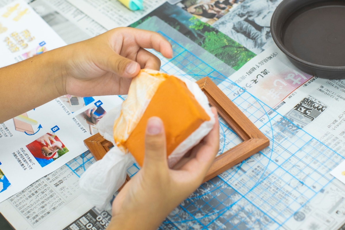 粘土を包みから出す子どもたち