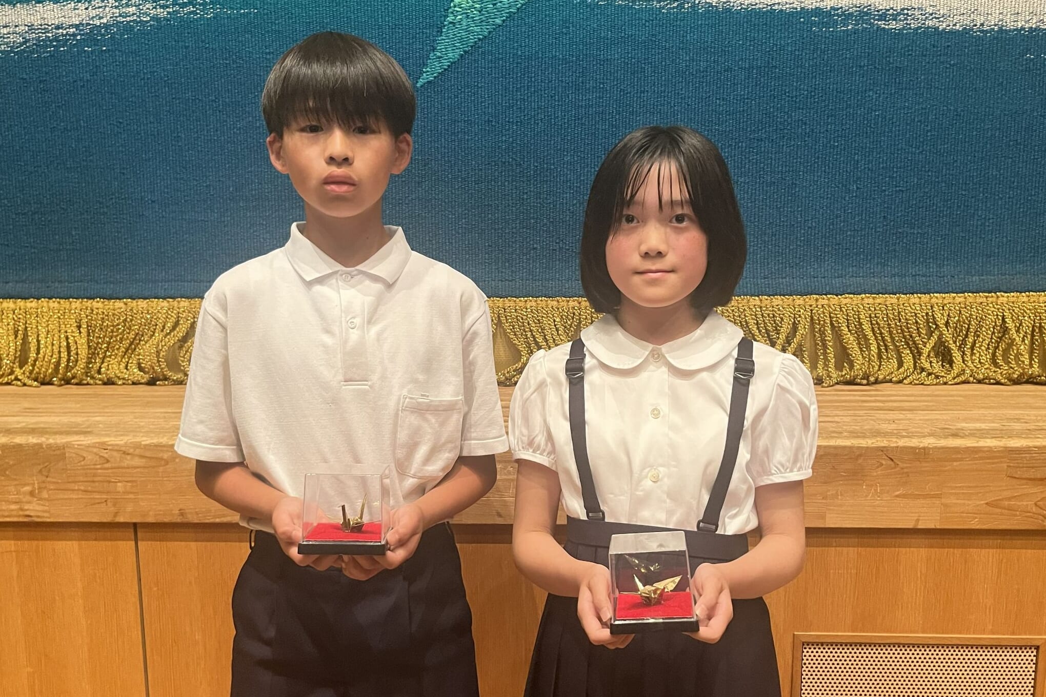 平和記念式典のこども代表に選ばれた河野和希さん(左)、柿崎由宇さん