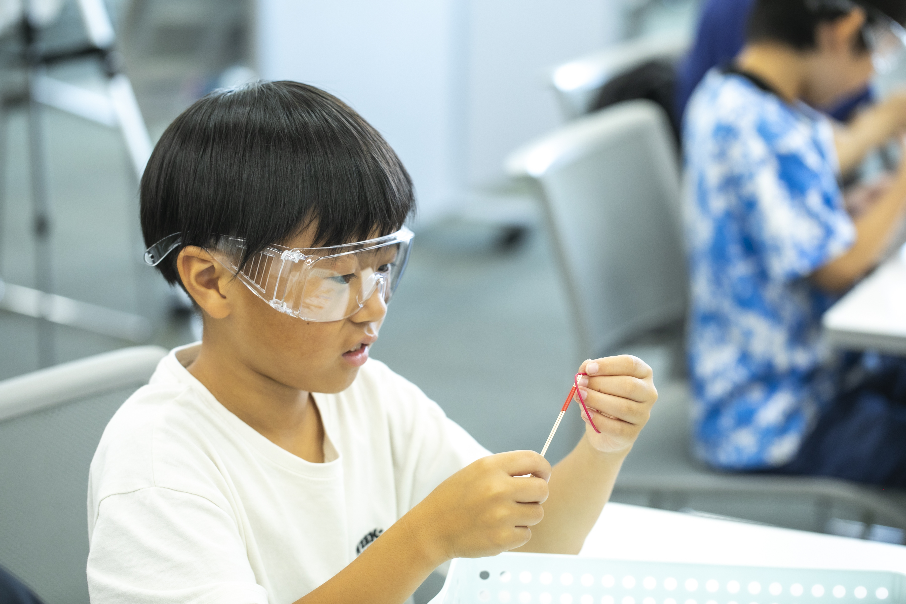 輪ゴムをかける子ども①
