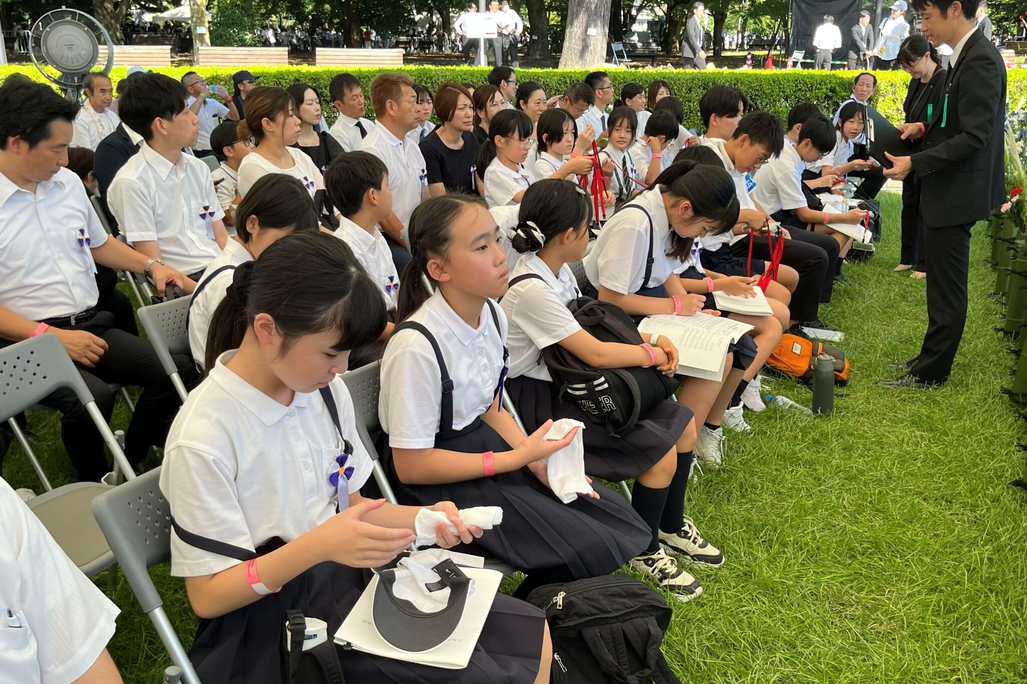 式典に参列して、自分たちで考えた平和への誓いを聞いた児童たち