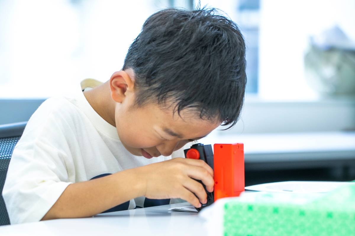 顕微鏡をのぞく男の子