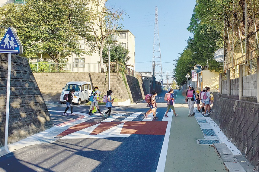 ハンプ+横断歩道=スムーズ横断歩道