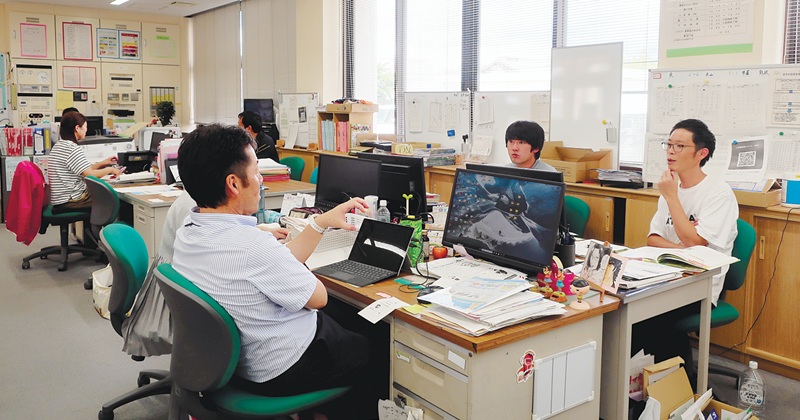 職員室での「情報共有の時間」