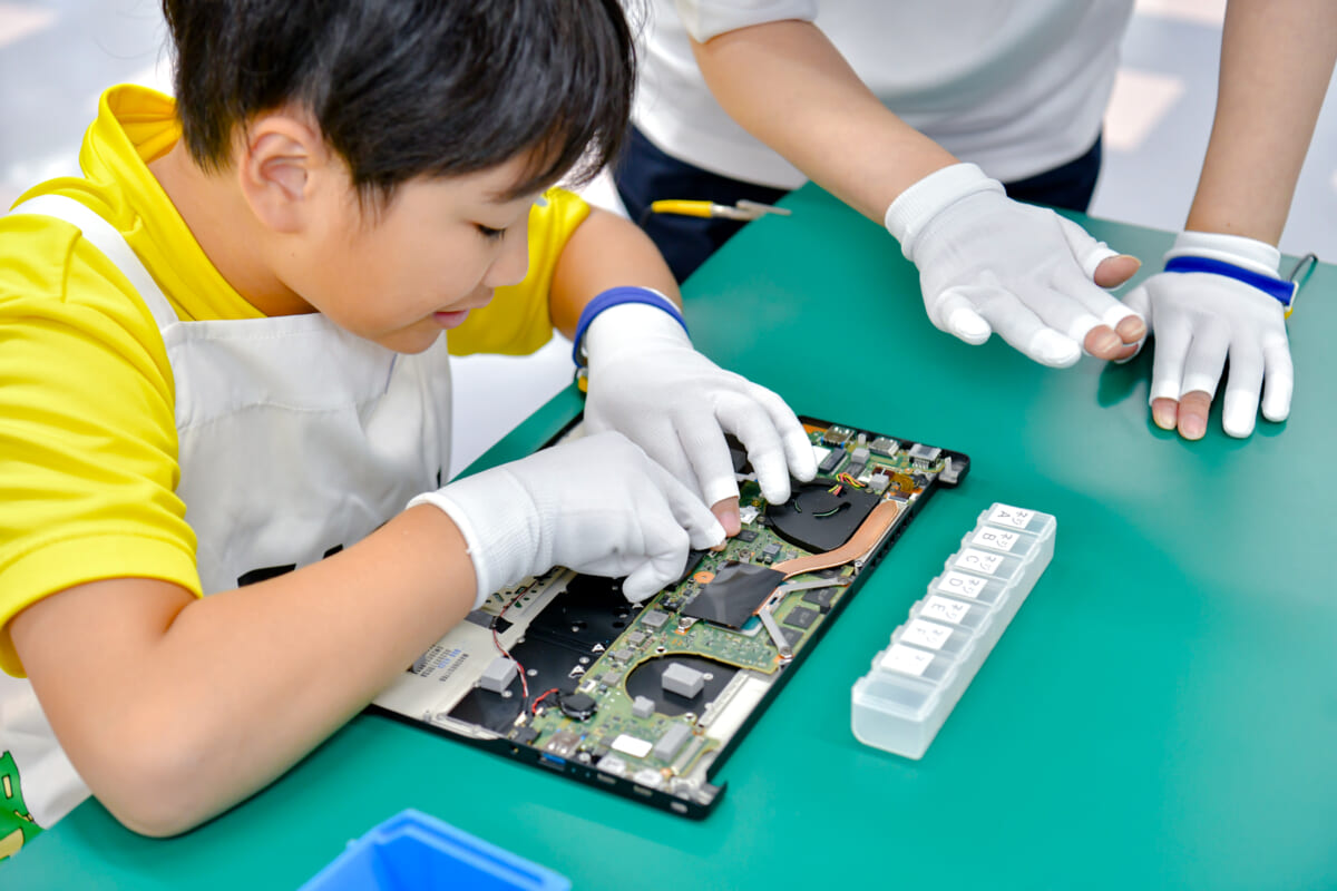 パソコン組み立て教室_キッズの様子