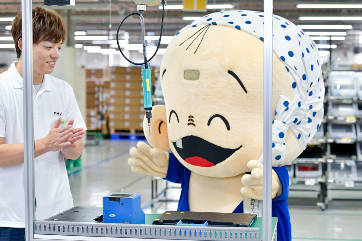 あらエッサくんもネジ締め対決に参加