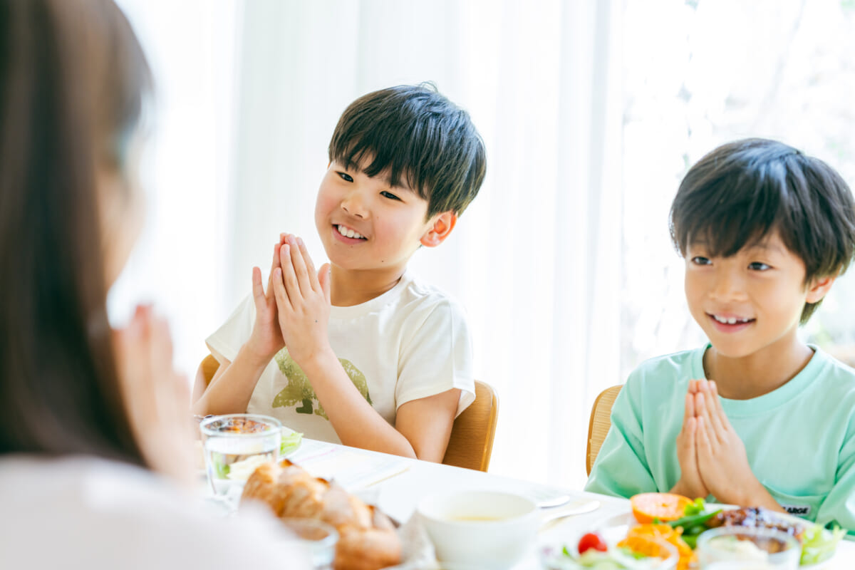 食事をとるきょうだい