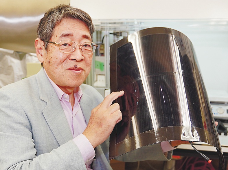 ペロブスカイト太陽電池を持つ宮坂力さん
