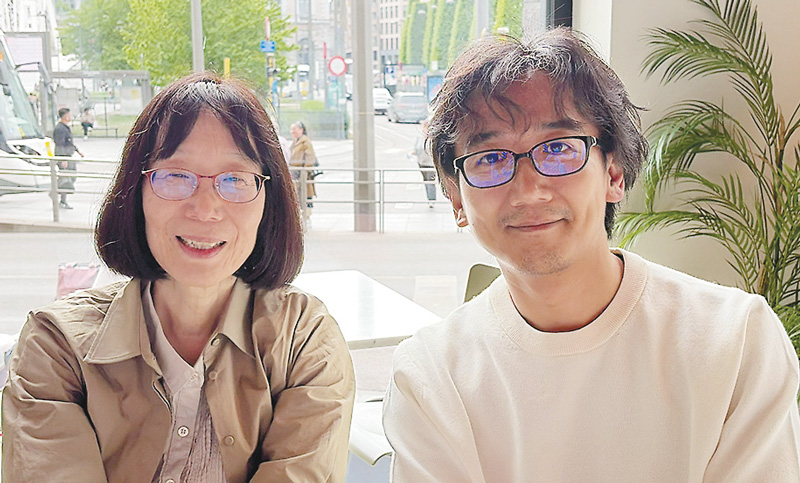 赤根さん(左)と社本洋典さん=オランダ・ハーグ 社本さん提供
